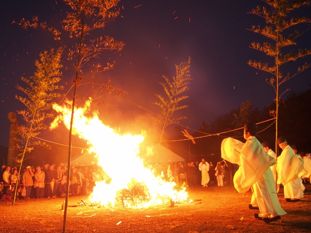 天孫降臨御神火祭にでかけてみませんか？